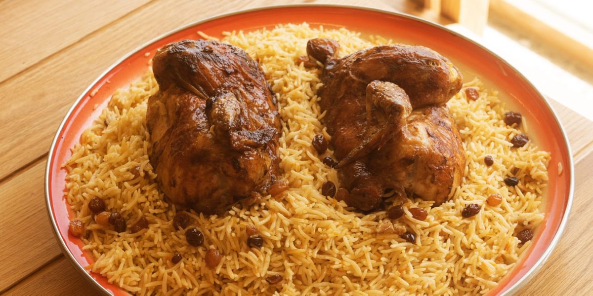 دجاج مشوي على الحطب فوق الرز البخاري